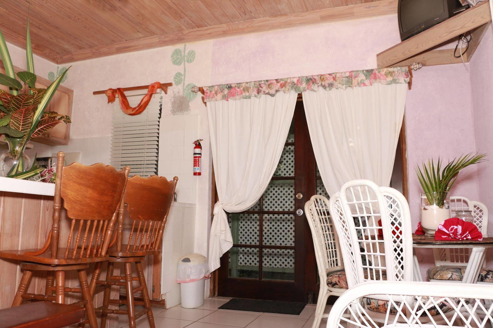 The Sugar Apple Lodging Dunmore Town Esterno foto
